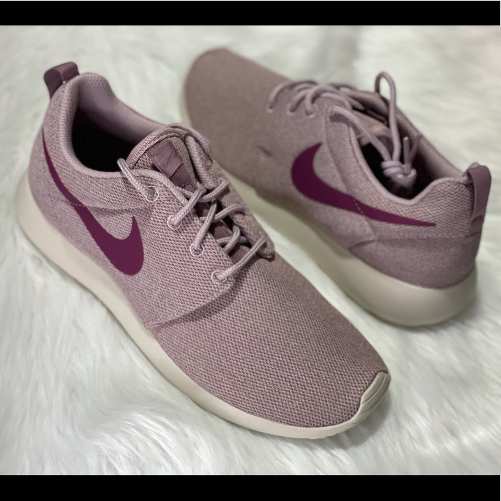 NEW NIKE Roshe one women sneakers - Picture 7 of 8